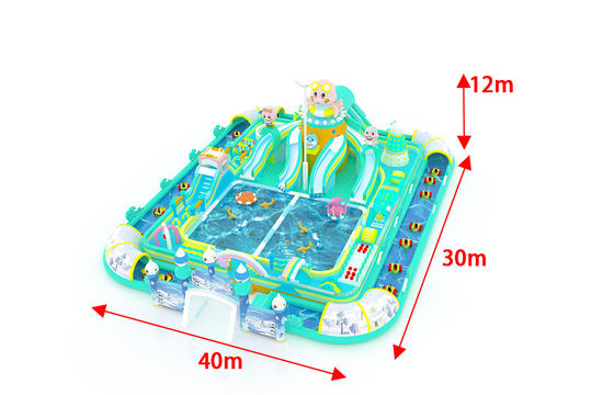 Parque aquático inflável gigante multicolorido familiar com pequenos brinquedos flutuantes