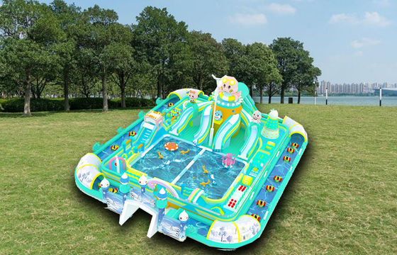 Parque aquático inflável gigante multicolorido familiar com pequenos brinquedos flutuantes
