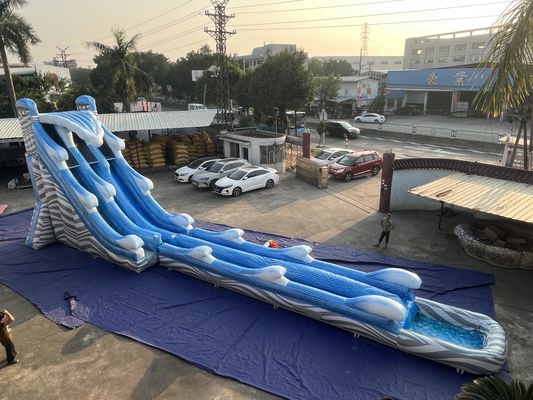 Grandes ondas deslizamentos de água infláveis com piscina longa cor azul