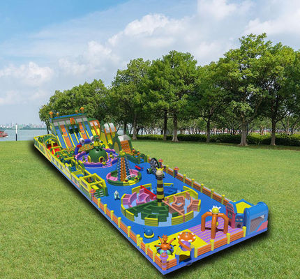 Grande parque temático inflável com obstáculos de labirinto