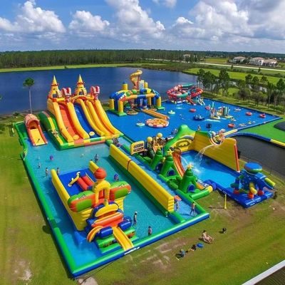 Parque aquático inflável com grandes escorregas e brinquedos flutuantes
