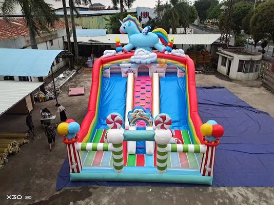 Cavalo Arco-íris Dois canais paralelos Slides infláveis com pilares em forma de doces