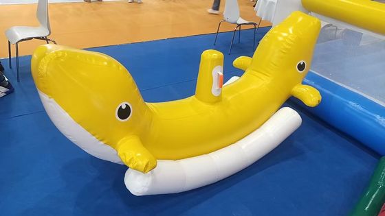 Brinquedos de golfinhos amarelos macios Jogos infláveis para recreio interior