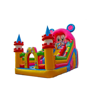 Slides infláveis com desenho animado de Mickey Mouse adicionando diversão ao jogo