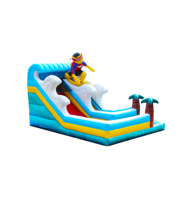 Slides infláveis com tema de surf e decorações de palmeiras