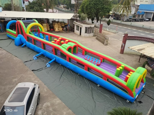 Rainbow - Hued Curso de obstáculos inflável vibrante para diversão lúdica