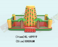 Escalada Inflável: Um Divertido Parque de Aventura ao Ar Livre Palmeiras Tropicais