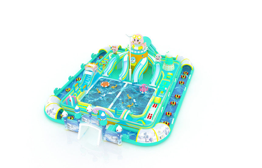 Parque aquático inflável gigante multicolorido familiar com pequenos brinquedos flutuantes