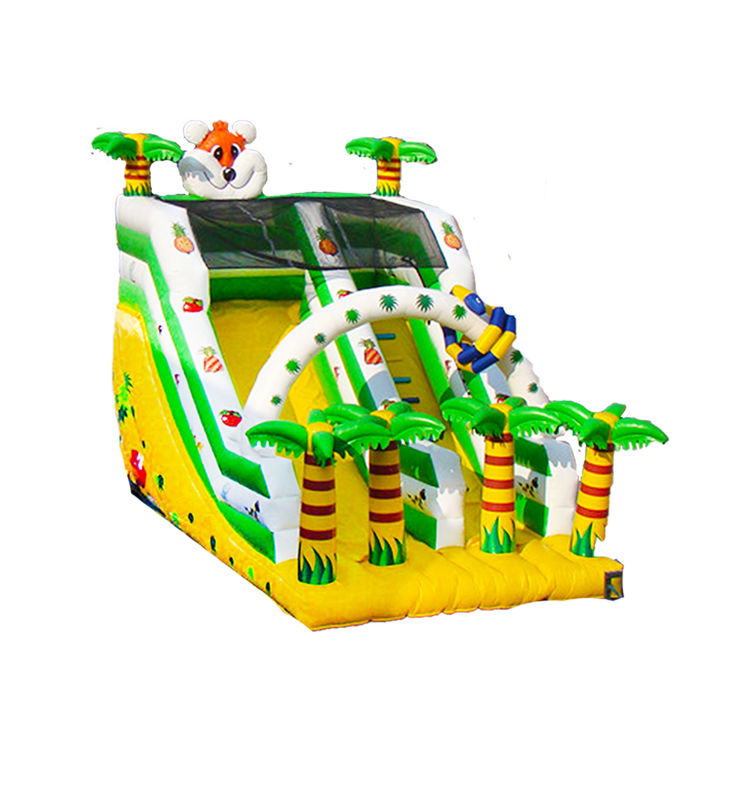Slide inflável amarelo e verde com tema tropical e decorações de palmeiras