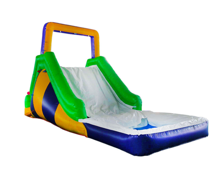 Slide inflável vibrante e colorido para crianças